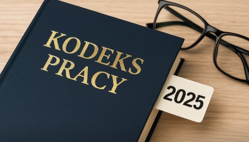 Okładka kodeksu pracy 2025 leżąca na biurku w otoczeniu dokumentów i długopisu – symbol zmian w przepisach prawa pracy