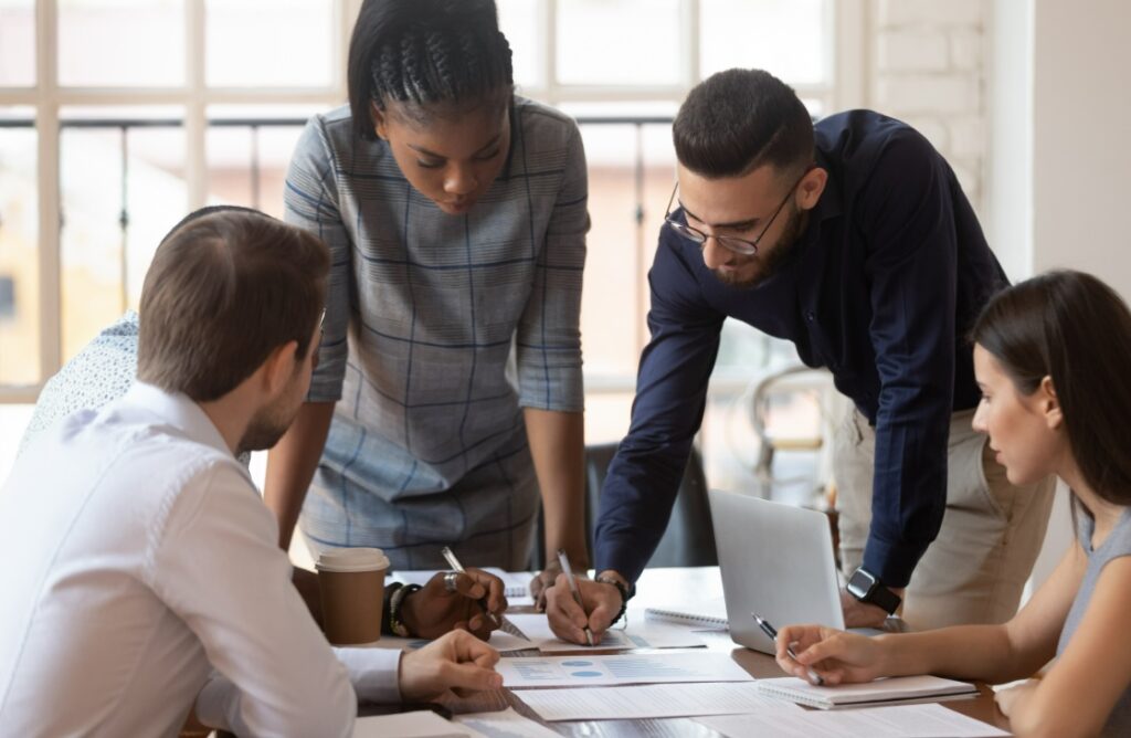 Specjalista HR omawiający korektę dokumentów kadrowych z pracownikiem