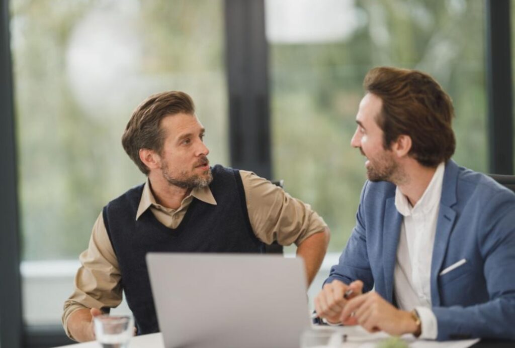 Rozmowa HR z menedżerem biznesowym przy biurku podczas podejmowania decyzji kadrowej