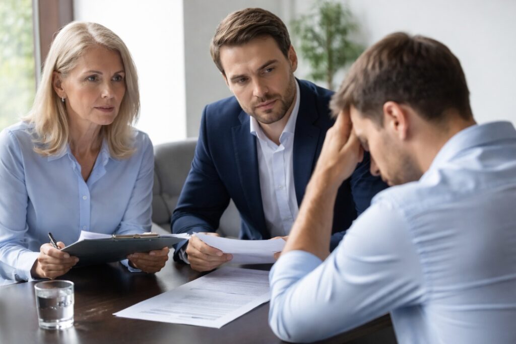 Rozmowa HR z pracownikiem dotycząca trudnej decyzji kadrowej w biurze