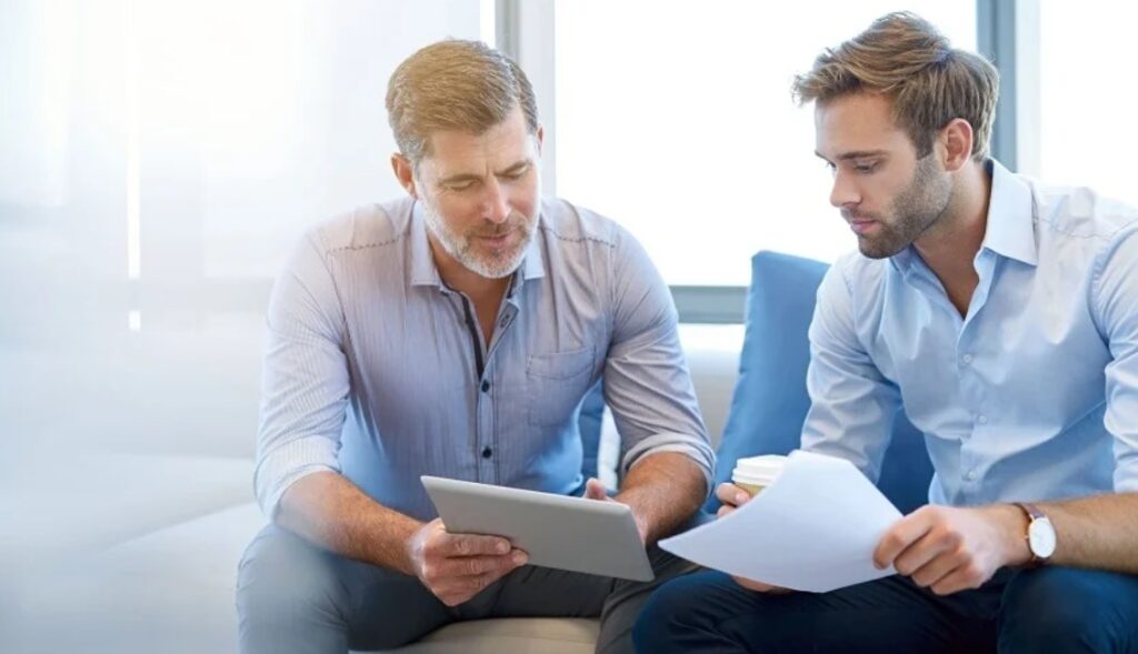 Spotkanie HR z pracownikiem dotyczące wynagrodzenia podczas długiej absencji chorobowej